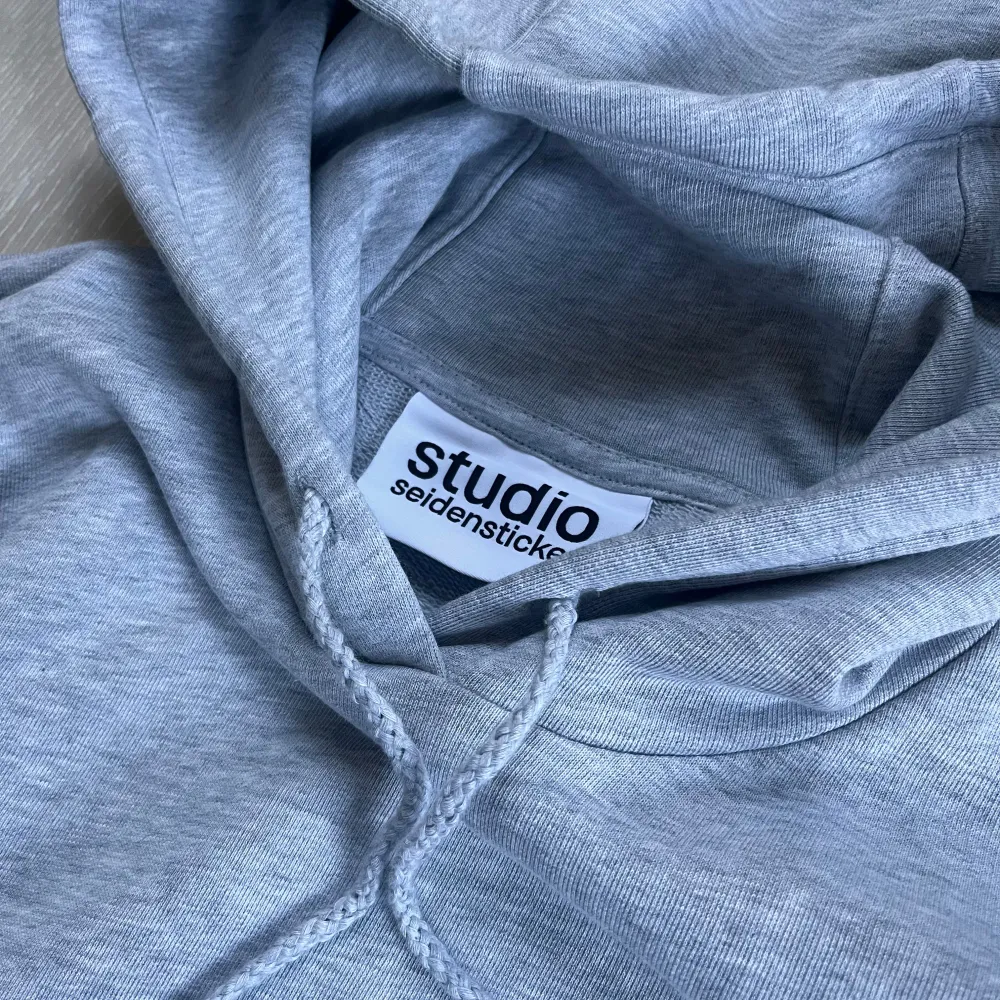 Fet grå hoodie från Studio Seidensticker! • Nypris 1137kr • 100% Bomull • Passar +180cm • Helt ny!  Tveka inte att fråga något!. Hoodies.