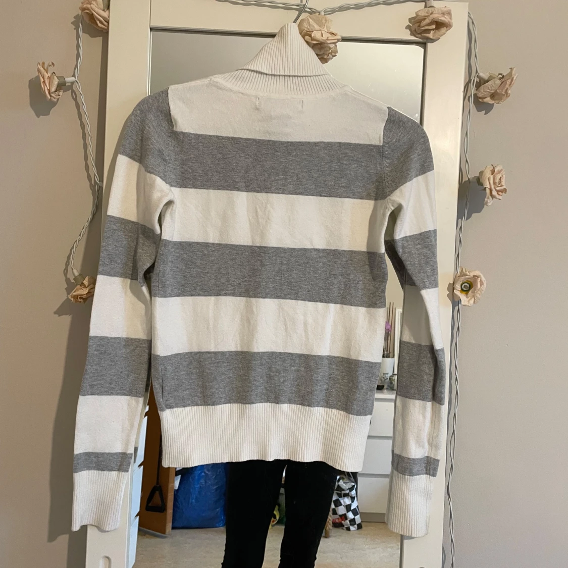 Grå och vit randig polotröja - 90