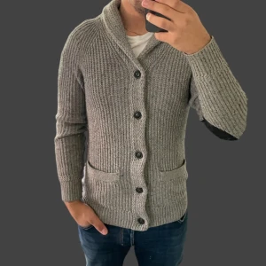 Cardigan tröja  - Säljer denna riktigt snygga tröjan perfekt nu under hösten och vintern. Vid frågor och funderingar skriv 💬 