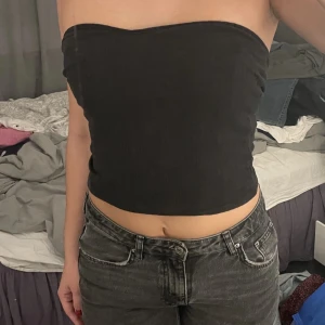 Tubtopp  - Säljer denna svarta toppen från shein❤️