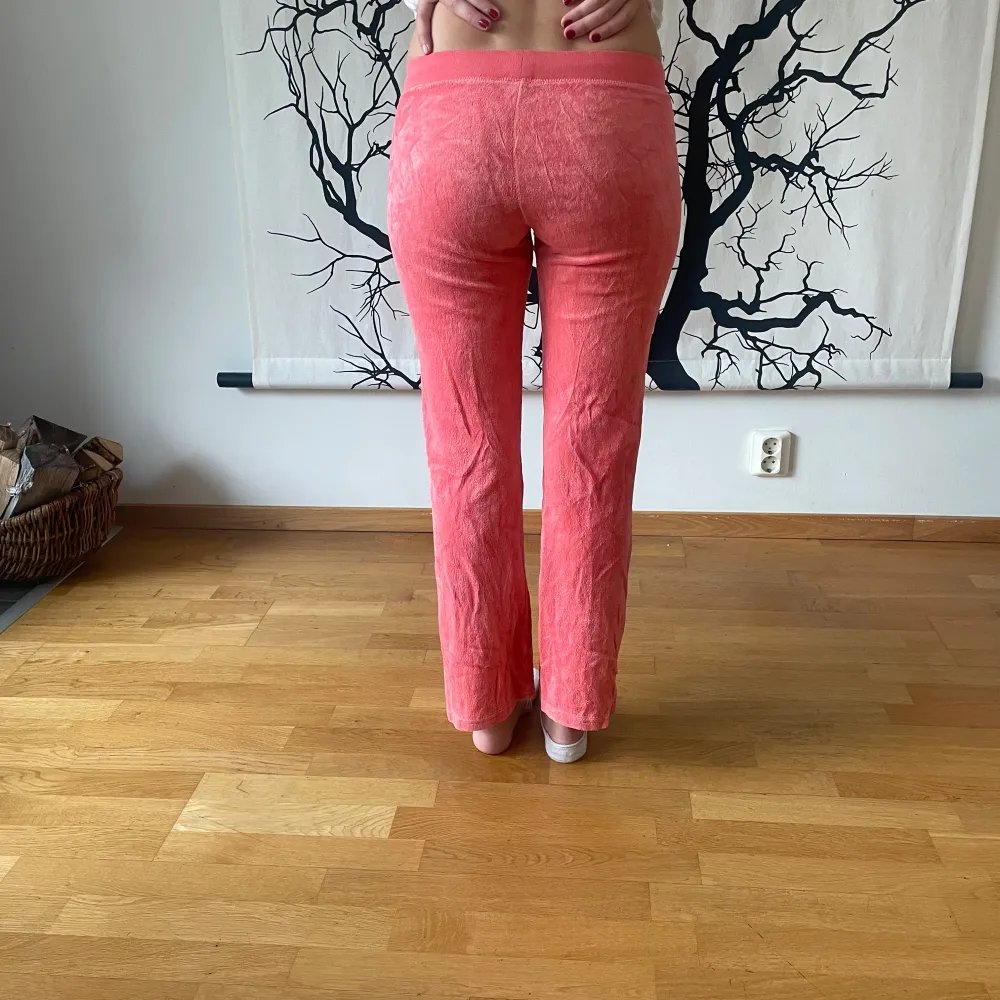 Mjukisbyxor från juicycouture. Det är en model som inte säljs längre men nypris är ca 1000kr. Pga tecken på användning säljs dessa för 200kr. På benet står det juicy couture i strass-stenar . Farkut & Housut.