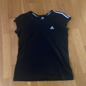 Grå/svart T-shirt från Adidas - Grå/svart T-shirt från Adidas🤗 säljer pågrund av brist av användning🤗 