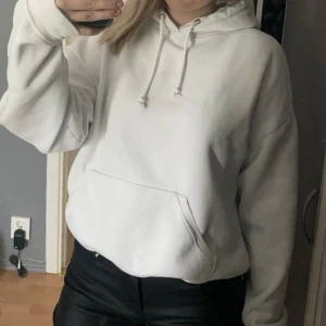 Hoodie  - Hoodie från bikbok som inte längre används inga fläckar men har lite skador på magen som du kan se på sista bilden men inget man tänker på den den är på