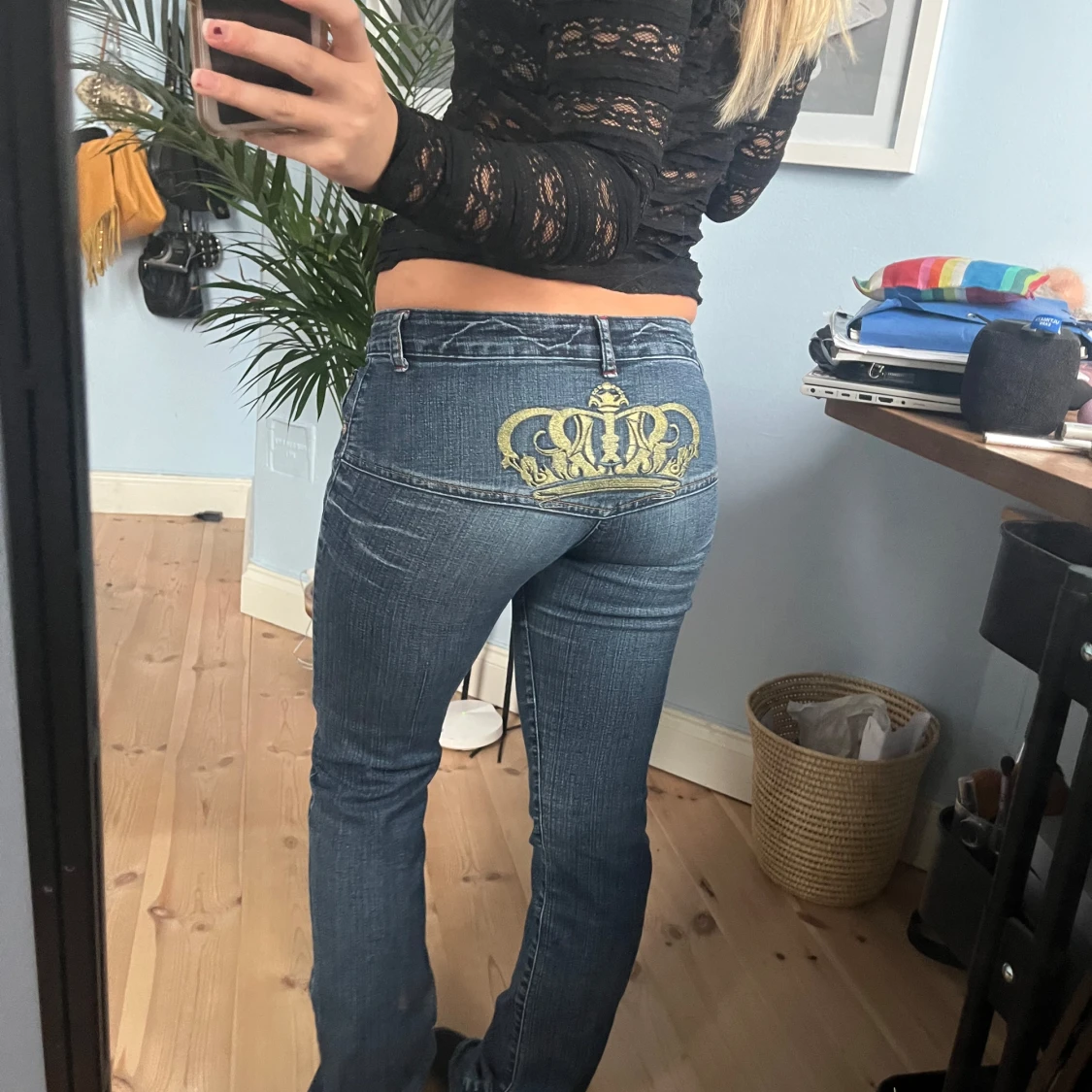 Så coola jeans med en krona på