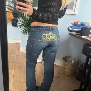 Så coola jeans med en krona på - Så coola obs mellan bootcut och skinny 💓💓lite slitet vid bottenkanten av jeansen