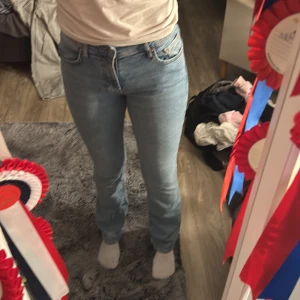 Blåa basic jeans, lågmidjade och flair vid benen - Inte annvänt något alls