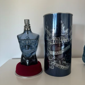 Jean Paul Gaultier Le Male Lover - Säljer en parfym från Jean Paul Gaultier, Le Male Lover. Perfekt för den som vill ha en unik och stilfull doft på hyllan! Använd några gånger