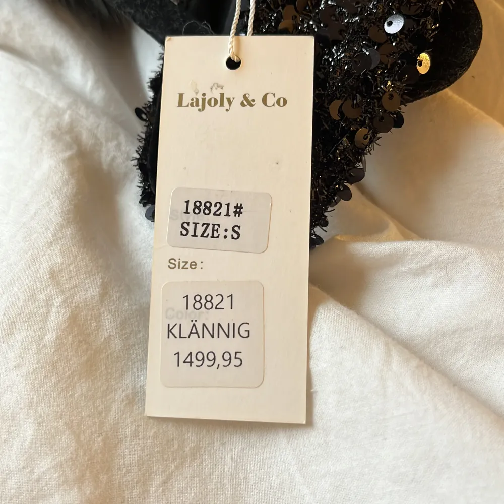 Jättefin svart paljett klänning passar perfekt till bal, aldrig använd och prislappen kvar💕storlek s men passar mig som har xs! Kommer från lajoly & co, skriv om ni har frågor ❤️. Mekot.