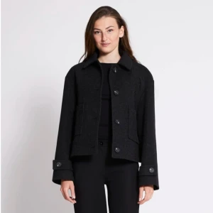 Mörk grå/svart kappa, Lager 157 - Trendig kappa från Lager 157. Helt oanvänd och prislappen är fortfarande kvar. Säljs pga att jag köpte fel storlek. Helt slutsåld överallt och nypris är 400kr. Jag säljer min för 300kr, men kan sälja för billigare vid snabb affär!