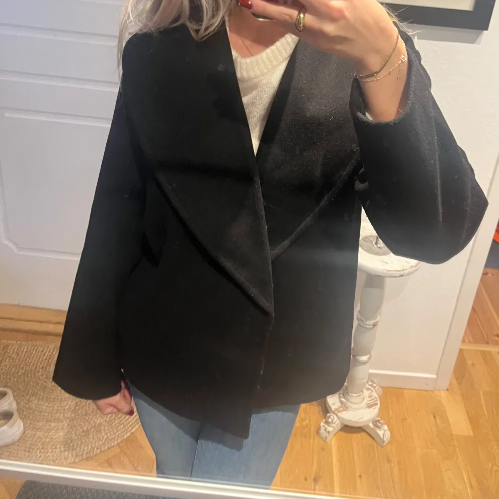 Svart kort kappa från vero moda💓Perfekt till höst och har även ett band med som man kan knyta i midjan! Har knappt haft den i en månad så den är i nyskick, därav högre pris men skicka prisföslag!. Jackor.