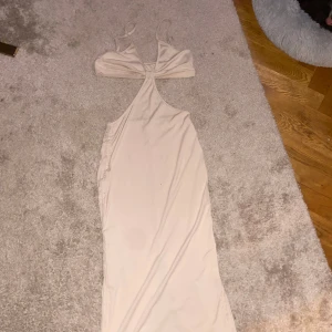 Shein klänning i beige  - Fin långklänning från Shein i strl S i beige färg, har sytt in dragsko på vardera sida för att kunna justera klänningen om man vill ha den lite kortare med ” ruffels”.