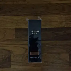 Säljer en helt ny, inplastad Armani Code Eau de Parfum pour Homme 110 ml. Denna ikoniska doft verkar vara slutsåld överallt, så här har du en chans att få tag på den! Perfekt för den som vill ha en exklusiv och sofistikerad parfym. Pris: 1599:- 