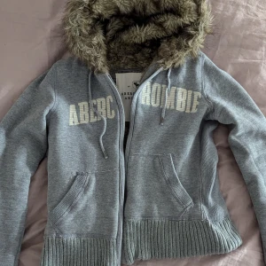 Fur hoodie - Jätte fin fur hoodie i jätte bra skick från abercrombie and fitch, perfekt för vintern💗