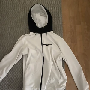 Sail Racing Zip -  säljer då jag köpte fel storlek. Nypris 1500kr , kan gå ner lite 