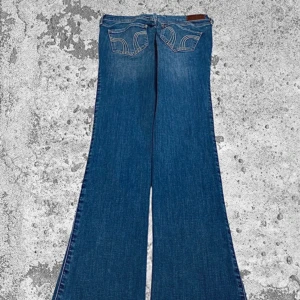 Low waist bootcut - Säljer dem här low waist bootcut byxorna från billisten i storlekar 25/30 för att dem tyvärr va för små för mig när ja köpte dem, annars jätte fina och i fint skick 💞