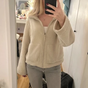 Teddy jacka hm - jacka i pile - Jacka i pile. Slutsåld på hm för tillfället. Har tre st i L, XL och M. Aldrig använda. Dem är små i storleken så skulle säga att M motsvarar S osv. På bilden har jag på mig M.