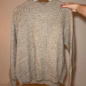 Stickad tröja - Supermjuk från lager 157, använder ej tycker ej jag passar i färgen. Strl S. Be om bild i dagsljus för rättvis färg! 