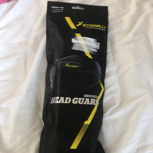 Pannband  - Jag säljer en ”head Guard” de är alltså ett pannband som är extra hårt. Knappt använd. Kommer med lådan. Den ”milatery grade” ”sweat wicking” ”inpact resistant” ”anti microbial” alltså ett extremt säkert pannband. Köpt för 700-800 