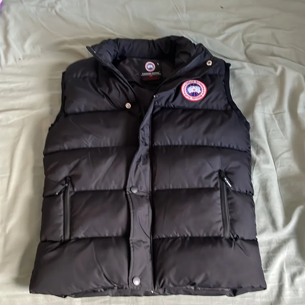 Helt ny Canada Goose väst. Har använts en gång. Säljer den för det inte är min stil längre. Priset är inte hugget i sten men inte för låga prisförslag tack👍Scan funkar helt utmärkt.. Jackor.