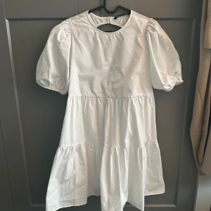 Klänning från Zara - En jättefin klänning från Zara. Öppen i ryggen med ett fint knyte. Dragkedja på sidan. Inte någon skada. Skickar mer bilder priv om intresse🤩🙏🏻