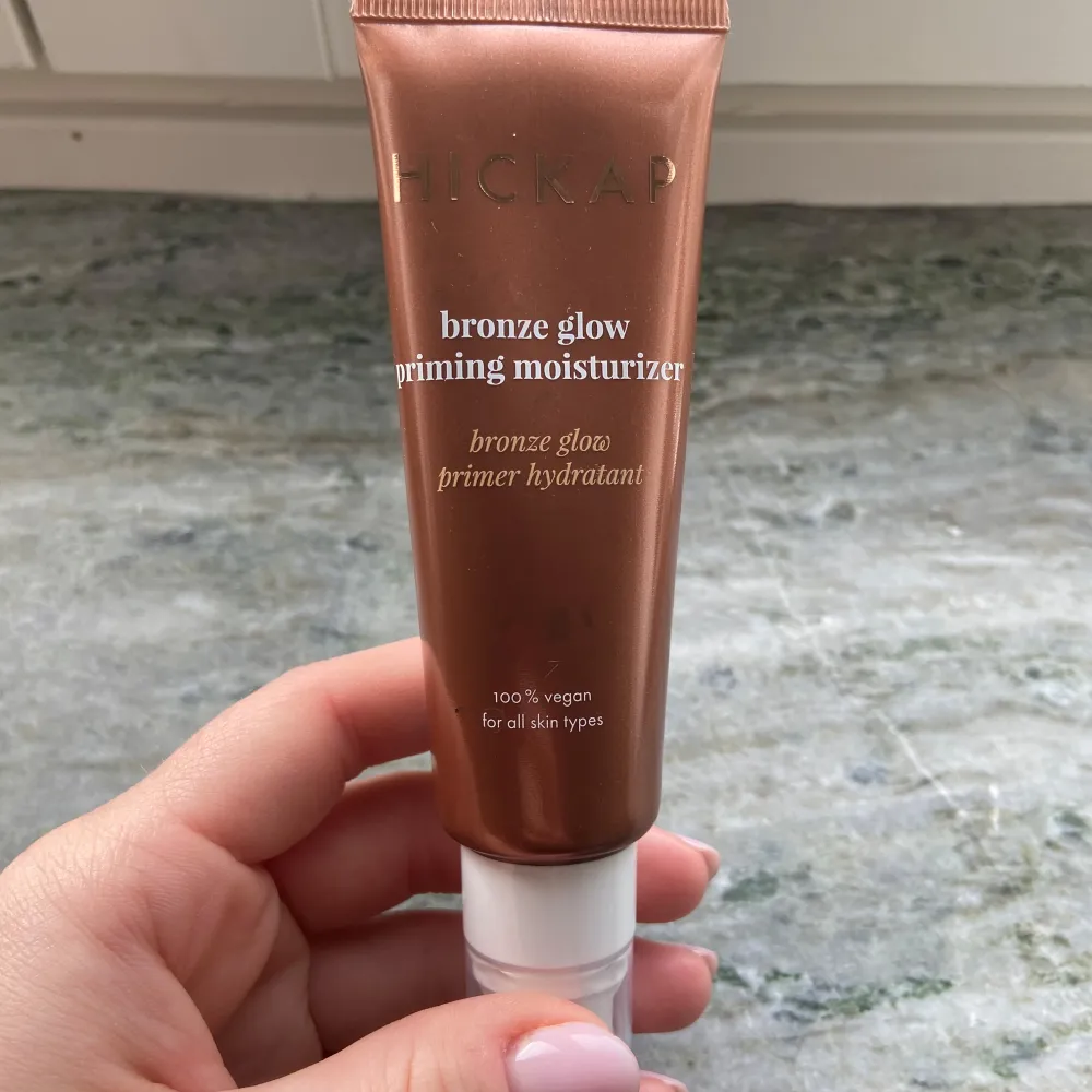 Bronze glow primer från hickap, aldrig använt. Nypris 299kr. Skönhet.