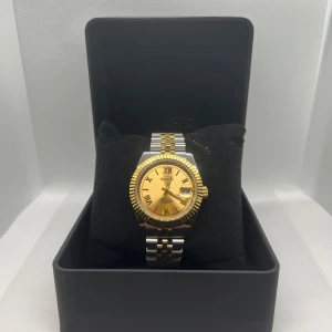 Seiko datejust roman dial mod -  • Oyster skall med saffirglas och stainless steel  • Nh35 urverk (datejust)  • Guld hand med lume