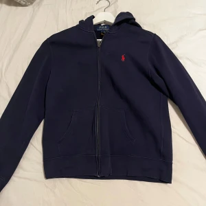 Ralph Lauren Zip - Säljer denna ralph lauren zipen som är köpt på kids brand store för 1099 kr!