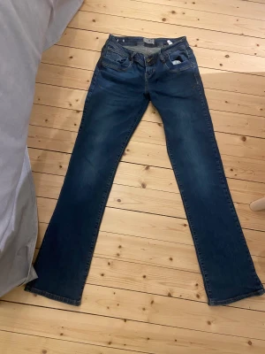 Lågmidjade bootcut ltb jeans - superfint skick. storlek 29:34 men insydda i midjan så jag skulle säga att de är mer som w: 27 men det går lätt att sprätta om man vill. fläcken på andra bilden är endas vatten🤗i modellen valerie