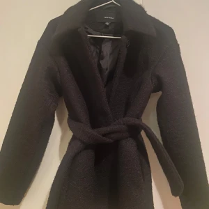 Svart kappa - Jättefin kappa från Vero Moda. Nyskick! Perfekt nu till hösten och vintern💕