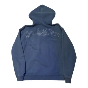 Quicksilver Hoodie - Riktigt snygg quicksilver hoodie med fet font på backsidan💯