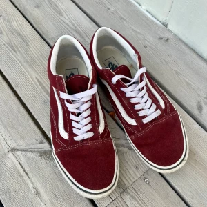 VANS SKOR UA OLD SKOOL, VINRÖDA - VANS SKOR UA OLD SKOOL, VINRÖDA Skick 7/10 | 43 | pris 549 | Nypris 849| Postar genom postnord och instabox | Hör av er vid minsta fundering