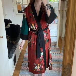 Säljer en jättefin lång kimono/morgonrock i satin då den tyvärr inte kommer till användning. Finns ingen angiven storlek men skulle gissa M. Den är skön mot huden och känns lyxig ✨