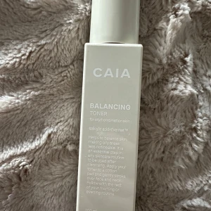Balancing Toner från CAIA - Säljer en Balancing Toner från CAIA som är perfekt för fet och kombinerad hy. Den innehåller salicylsyra och Evermat™ för att balansera huden och minska oljiga områden. Används efter rengöring som en del av din hudvårdsrutin. Flaskan innehåller 100 ml.