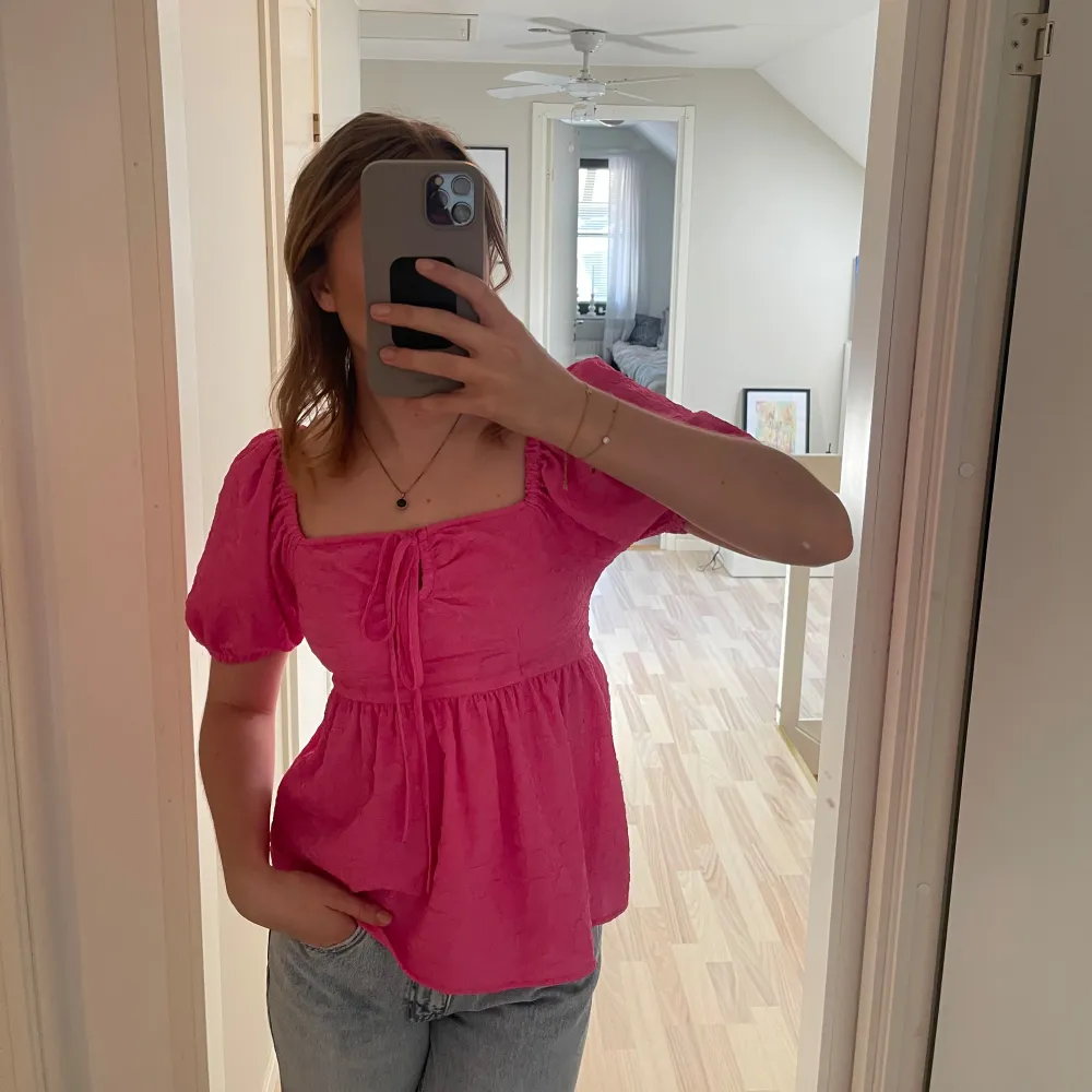 säljer en superfin blus/topp som är köpt på Target i USA. kommer tyvärr inte till användning här hemma vilket den förtjänas göra. är i storlek XXS men passar mig som är en S i vanliga fall. använd typ 4-5 gånger. Puserot.