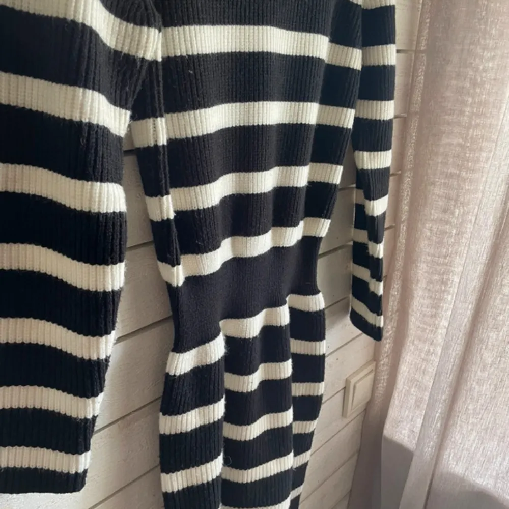 Svart randig klänning från Adoore. Modellen heter ”Adoore knitted stripe dress”. Klänningen är i nyskick! Endast använd en gång.. Klänningar.