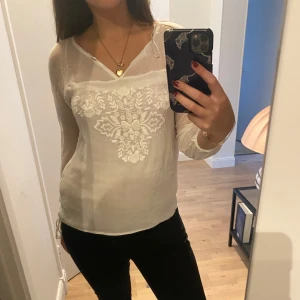 Massimo dutti topp - Jättefin massimo dutti topp med coolt mönster på framsidan! Använd endast en gång💕