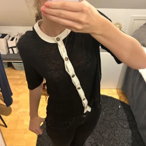 Tröja - Säljer min jättefina tröja/blus från eftersom att jag rensar garderoben och den inte kommer till användning💕 den är i jättrfint skick och endast använd 1-2 gånger🥰