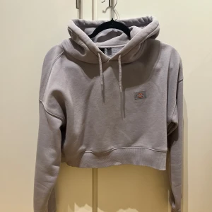 Dickies hoodie - Superfin lila ”croppad” hoodie från Carlings💜