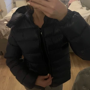 Ralph Lauren jacka - Säljer denna vinterjacka från Ralph lauren. Marinblå i mycket gott skick, är i strl L (12-14 yrs) men skulle säga att den är som en xs. Säljes då den inte kommer till användning.Varm, skön och skitsnygg. Hör av dig vid frågor, pris går att diskutera🩷