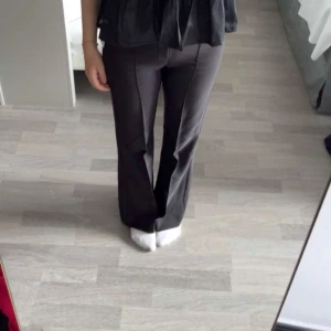 Kostymbyxor  - Säljer ett par lågmidjade kostymbyxor från Gina Tricot i storlek xs. De är aldrig använda, därav som nya. Hör gärna av dig vid frågor! 