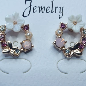 Söta örhängen med stift  - Örhängen i guld, med stift/plopp. Jättesöta ✨️✨️✨️Titta igenom alla mina upplagda och köp fler saker i bundle för att spara på frakten och få allt du köpt i ett och samma paket✨️✨️✨️