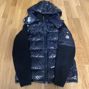 Hej jag säljer en jätte fin moncler cardigan med luva det är storlek S om ni vill ha mer info så kan ni bara höra av er.  Billigare vid snabbt affär😊 Bara upphämtning som gäller i sundsvall/västernorrland 