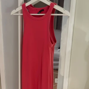 Rosa ärmlös klänning från Zara - Säljer en superfin rosa klänning från Zara som tyvärr har blivit för stor för mig.