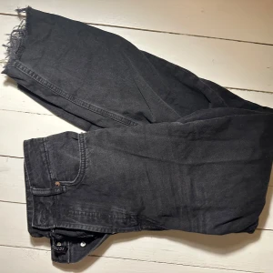 Jeans i ankellängd  - Jeans i en grå svart tvätt. Ankellängd. Mjuka och sköna. Normala i storleken. 