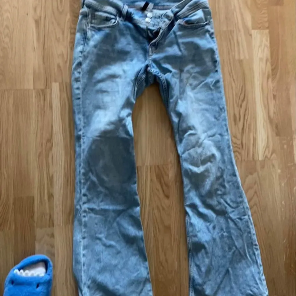 jättefina jeans använt typ max 5ggr, låg midjade och bootcut. Jeans & Byxor.