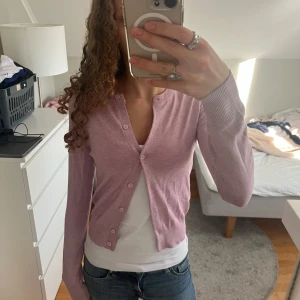 Rosa kofta hm - Säljer denna söta rosa stickade koftan från Hm. Säljer då jag har för många. Superfint skick. Lämna gärna prisförslag och använd ”köp nu” funktionen tack!