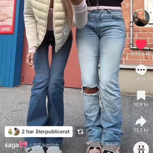 Slutsålda bootcut jeans med hål - Säljer dessa jeans i storlek 32 då de har blivit för små för mig!! Slutsålda online. Midjemått tvärs över 30 cm 