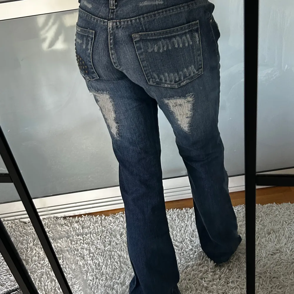 Så sjukt snygga och unika jeans. Uppskattad storlek 36. Innerbenslängd: 80 midjemått: 38 stretch till 40. Köp sker via köp nu. Jag postar inom 24h. Kvar tills markerad såld . Jeans & Byxor.