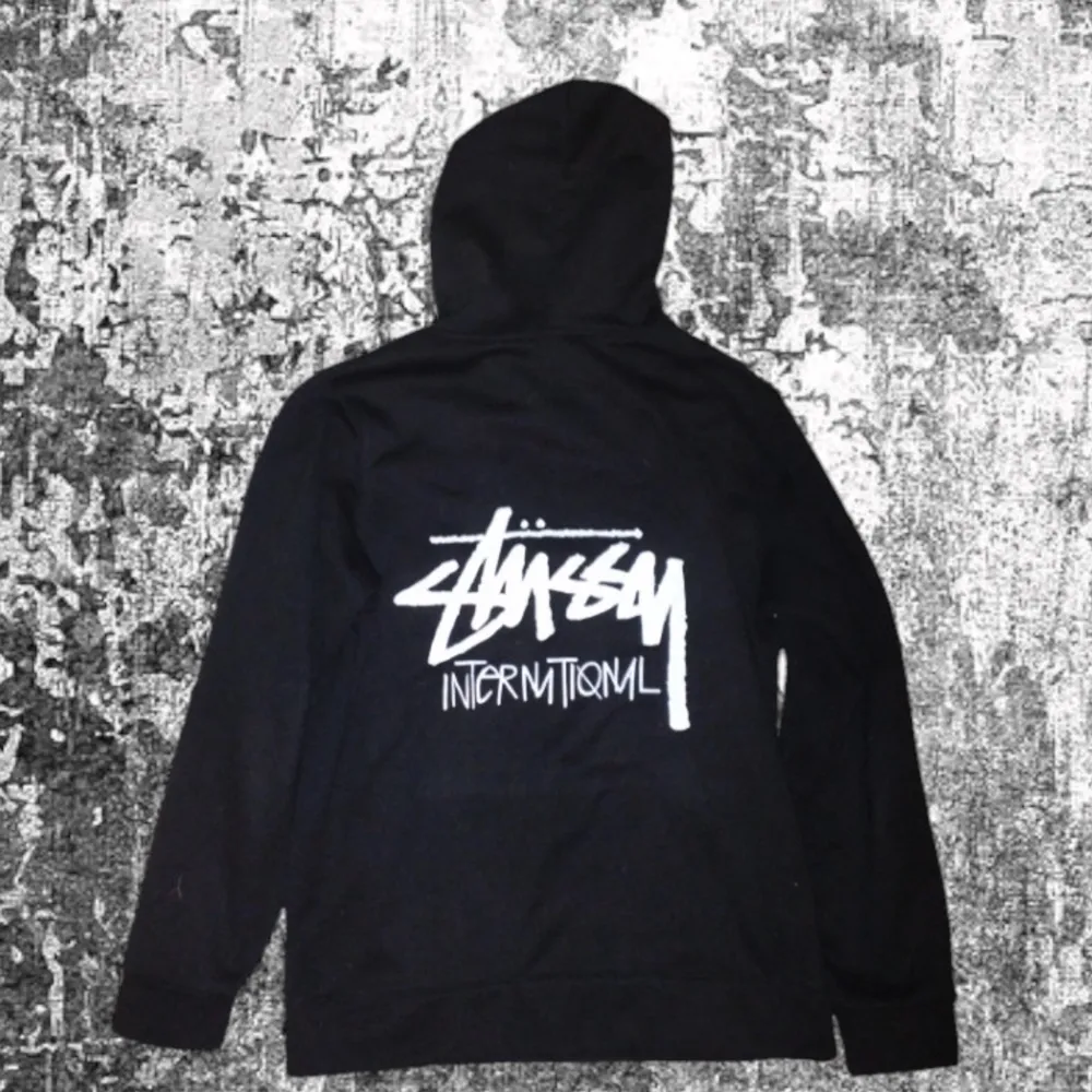 Säljer min stussy hoodie använder den inte (copy) men bra skick bara ett litet hål vid toppen på bild 3. Tröjor & Koftor.