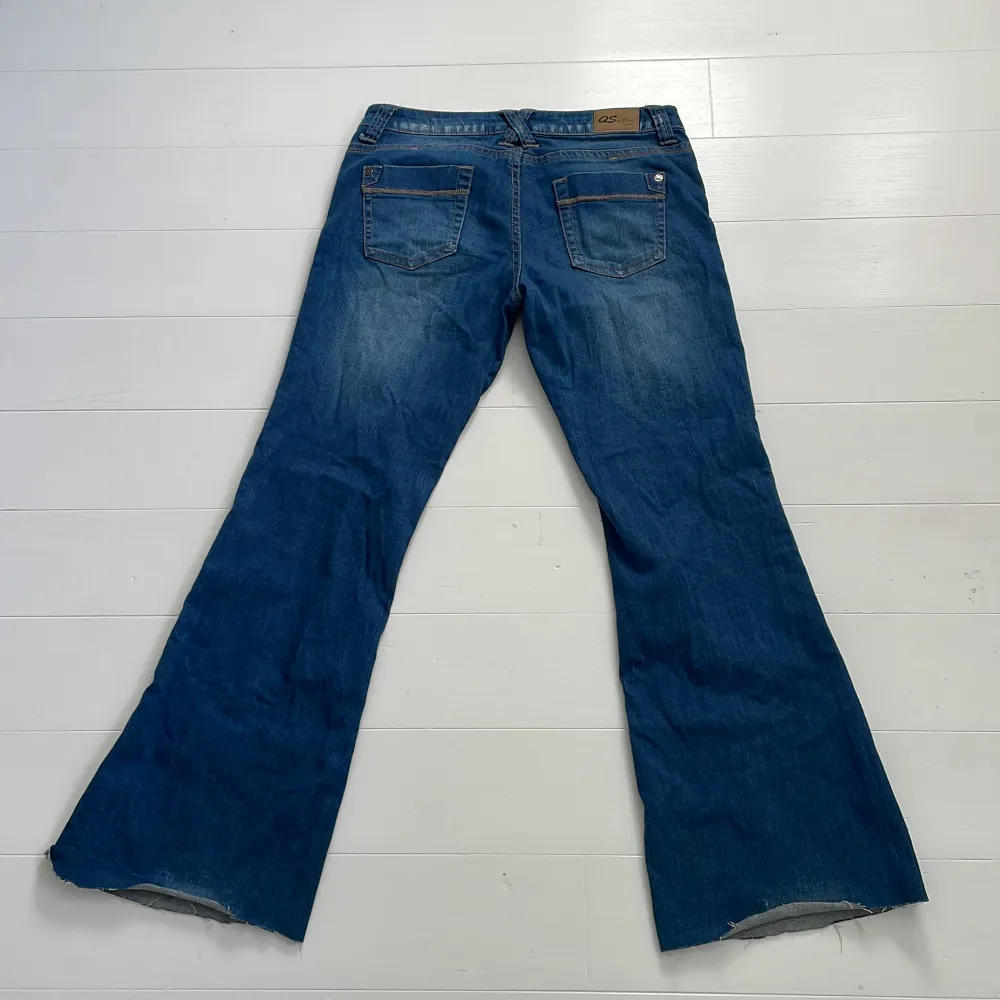 Säljer dessa jeans då dem var för stora får mig. Är osäker på storleken men skulle nog säga att det är storlek 38–40 och då mellan stor M eller typ en liten L. Dem är avklippta nere. Midjemått (rakt över)=44cm Innerbenslängd=80cm Ytterbenslängd=105cm. Jeans & Byxor.